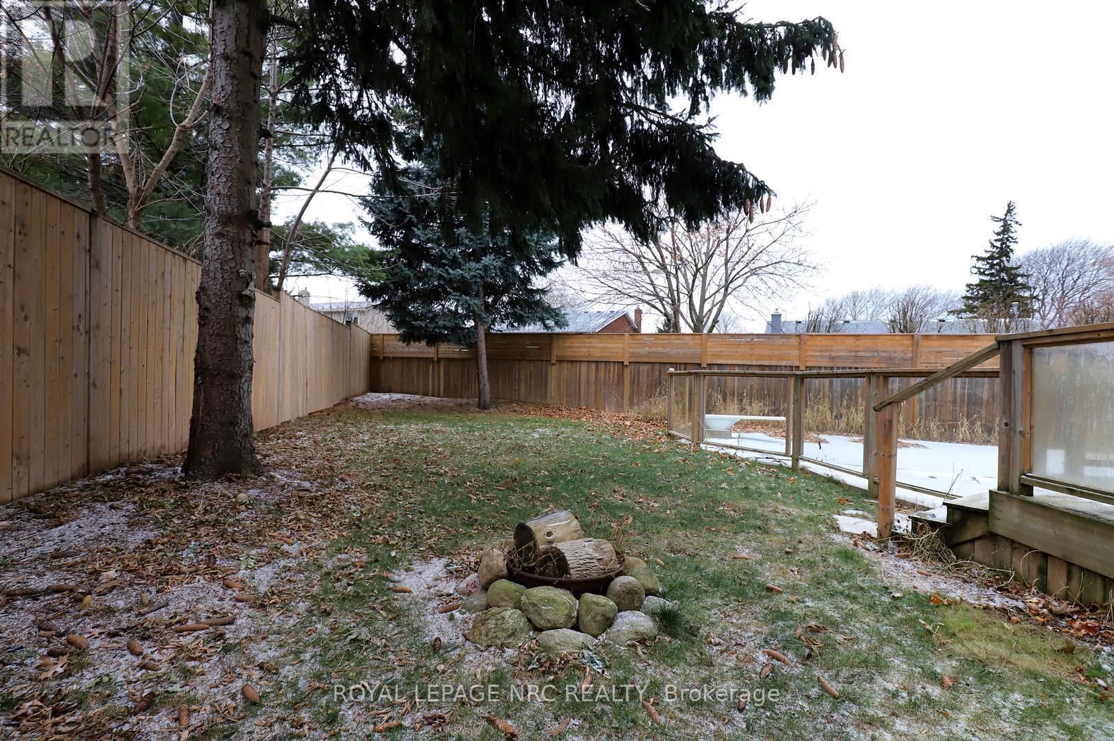 4 Cindy Court, Grimsby, ON - Outdoor With Backyard