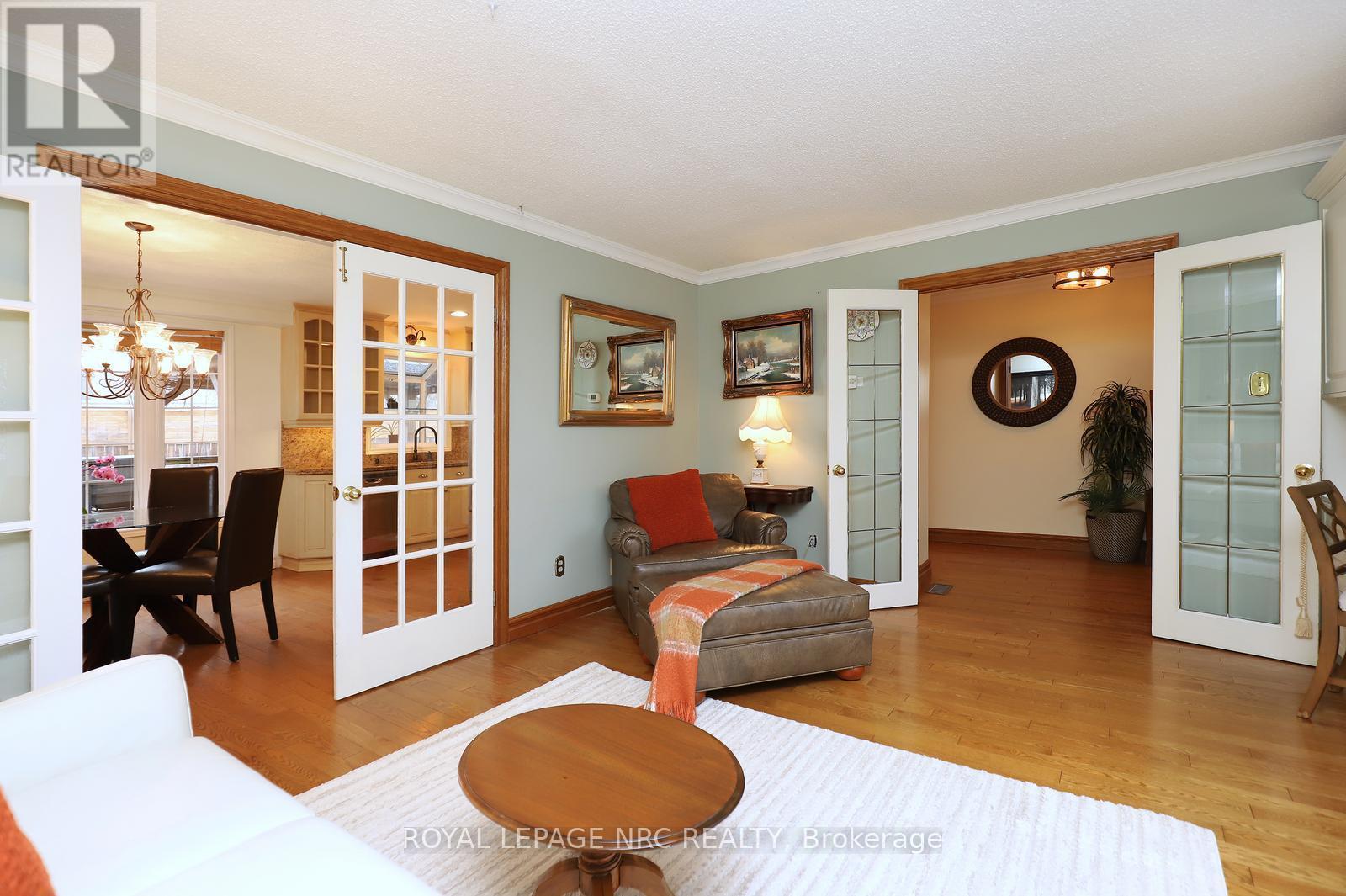 4 Cindy Court, Grimsby, ON - Indoor Photo Showing Living Room