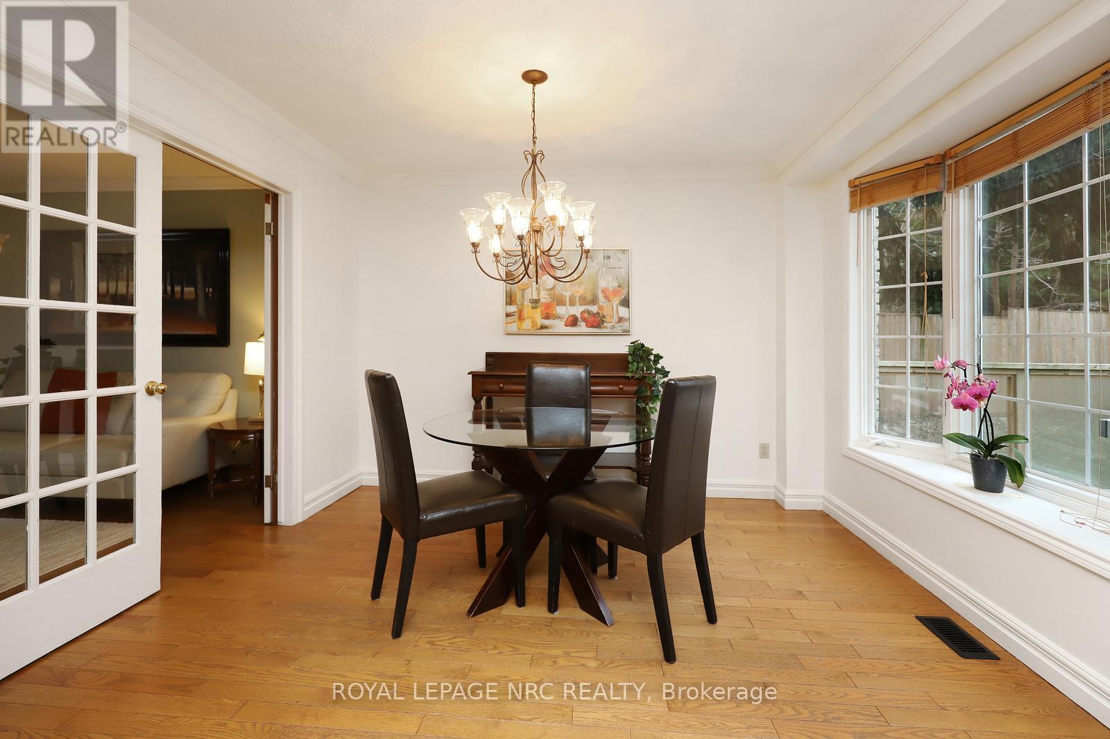 4 Cindy Court, Grimsby, ON - Indoor Photo Showing Dining Room