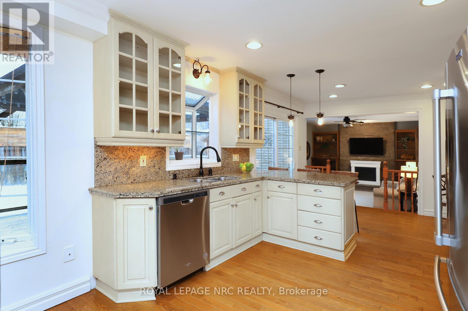 4 Cindy Court, Grimsby, ON - Indoor Photo Showing Kitchen With Upgraded Kitchen