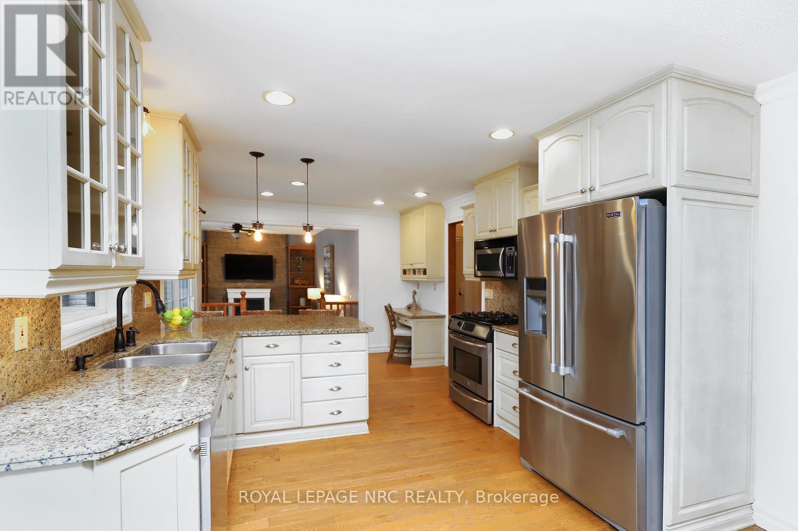 4 Cindy Court, Grimsby, ON - Indoor Photo Showing Kitchen With Double Sink With Upgraded Kitchen