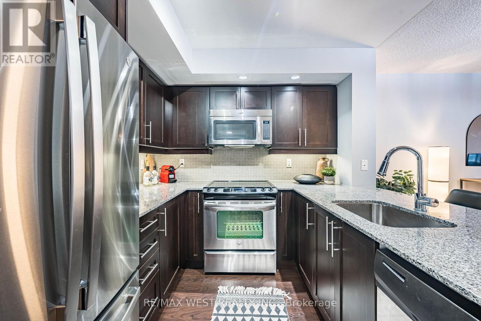 501 - 85 East Liberty Street, Toronto, ON - Indoor Photo Showing Kitchen With Upgraded Kitchen