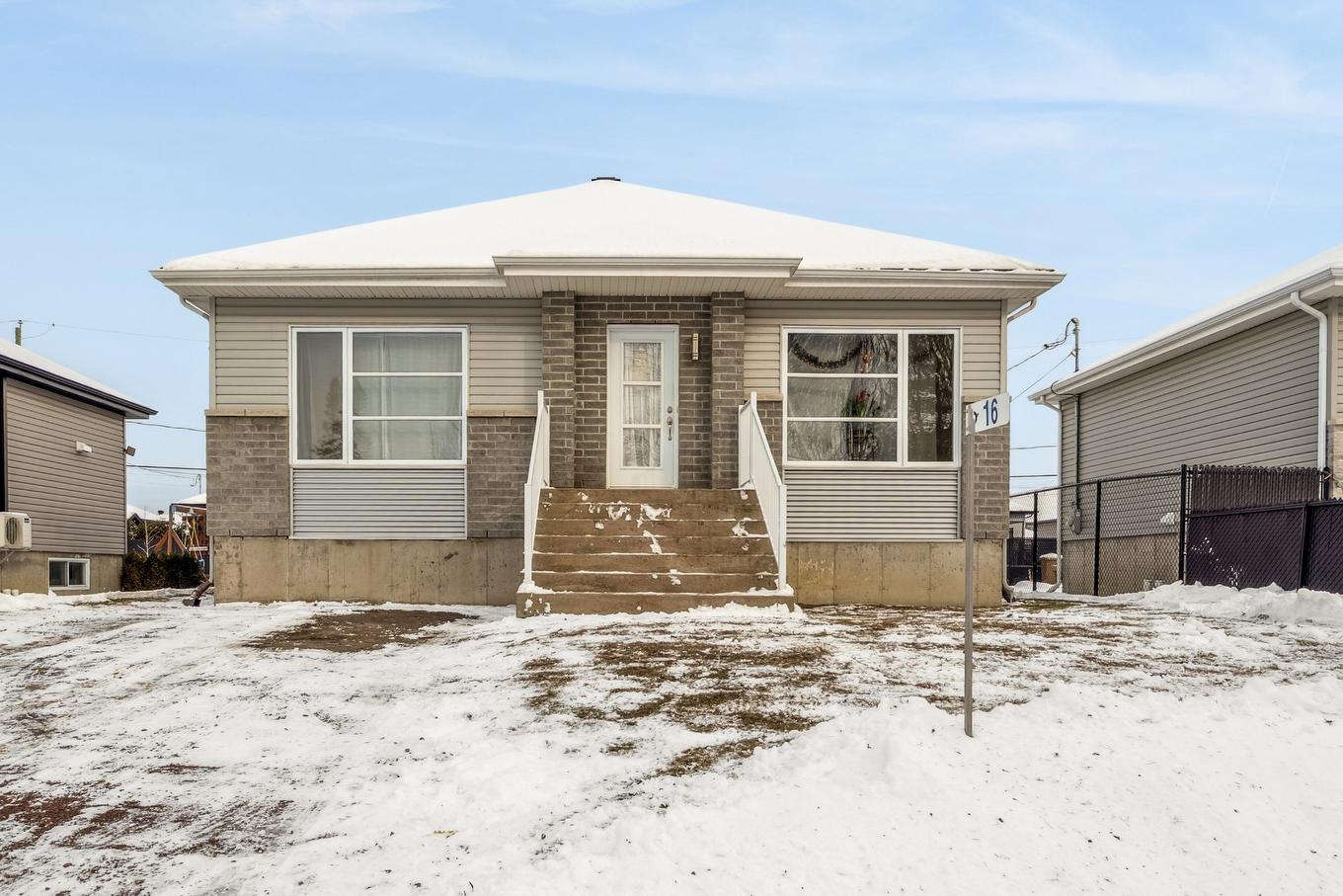 Frontage - 16 - 16A Rue Lavigne, Brownsburg-Chatham, QC - Outdoor