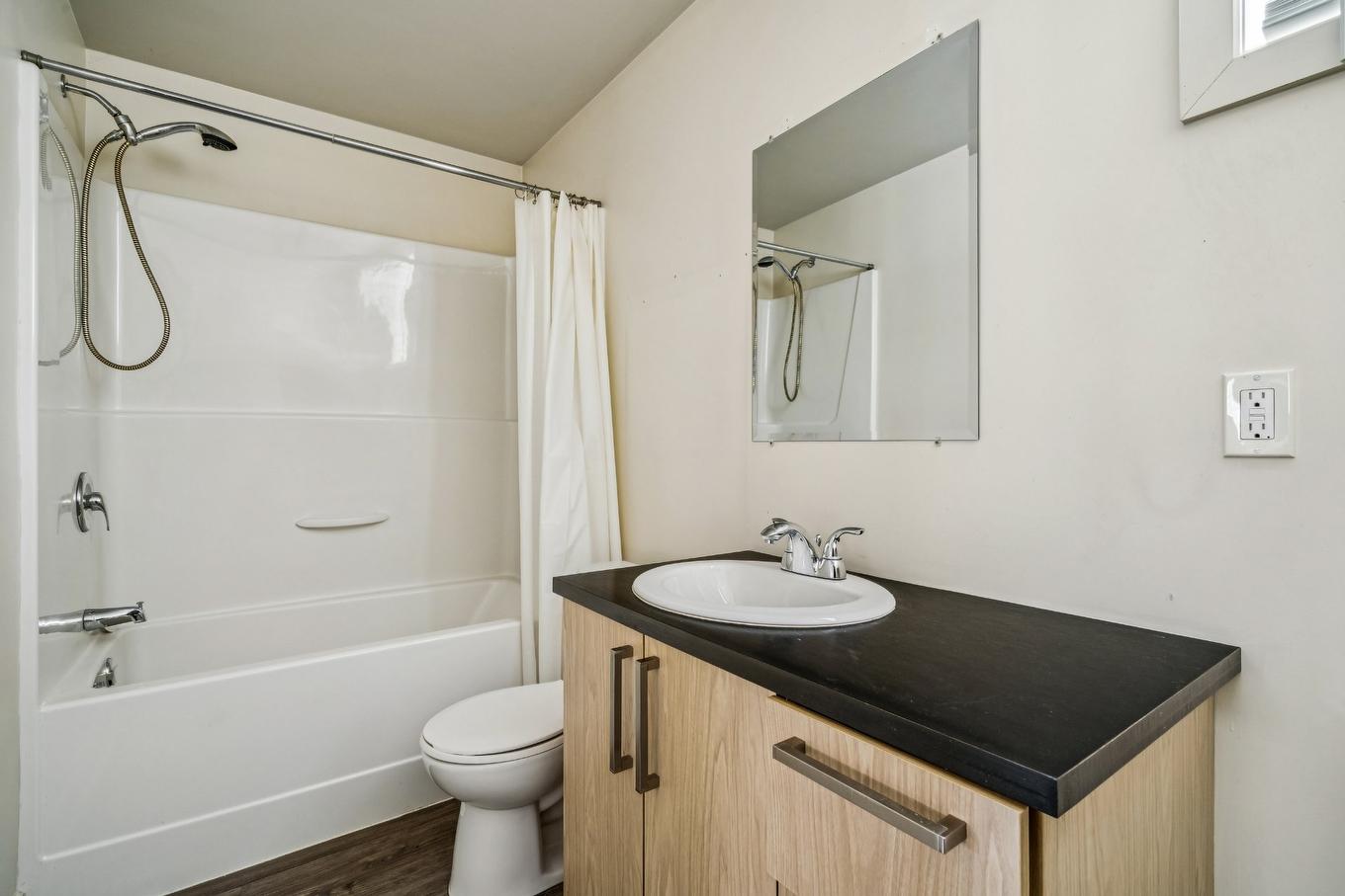 Bathroom - 16 - 16A Rue Lavigne, Brownsburg-Chatham, QC - Indoor Photo Showing Bathroom