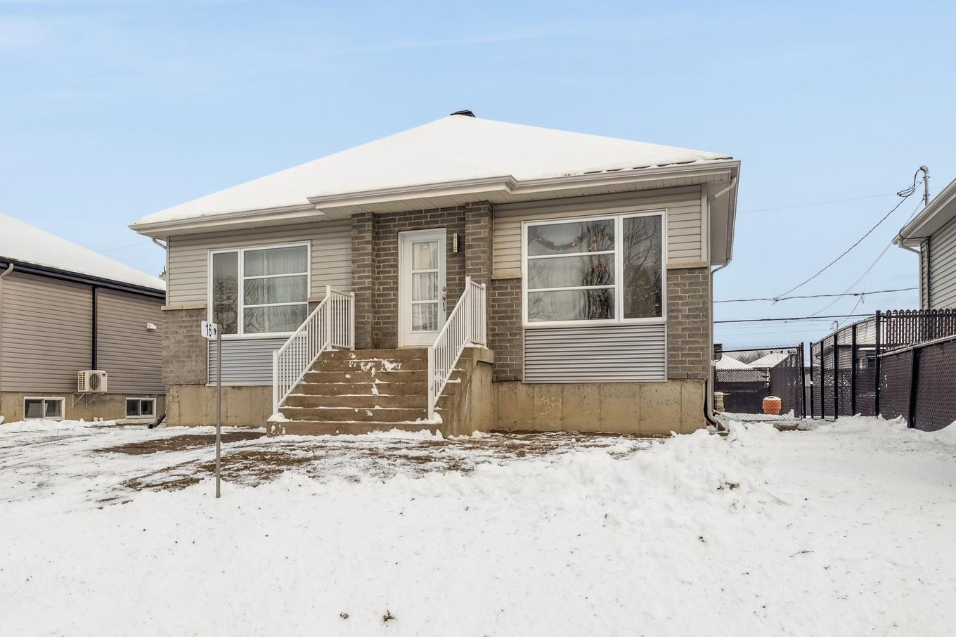 Frontage - 16 - 16A Rue Lavigne, Brownsburg-Chatham, QC - Outdoor