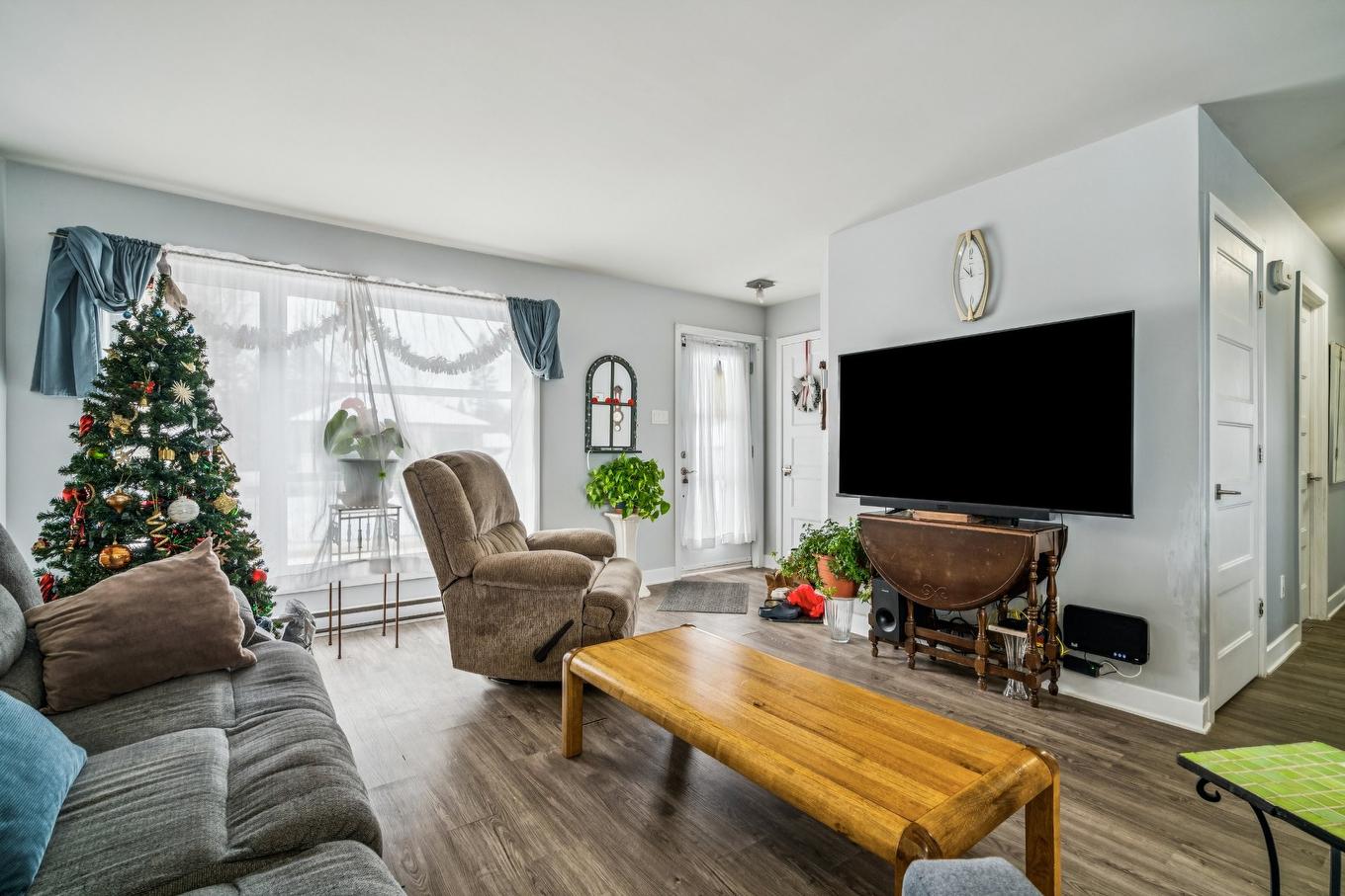 Living room - 16 - 16A Rue Lavigne, Brownsburg-Chatham, QC - Indoor Photo Showing Living Room
