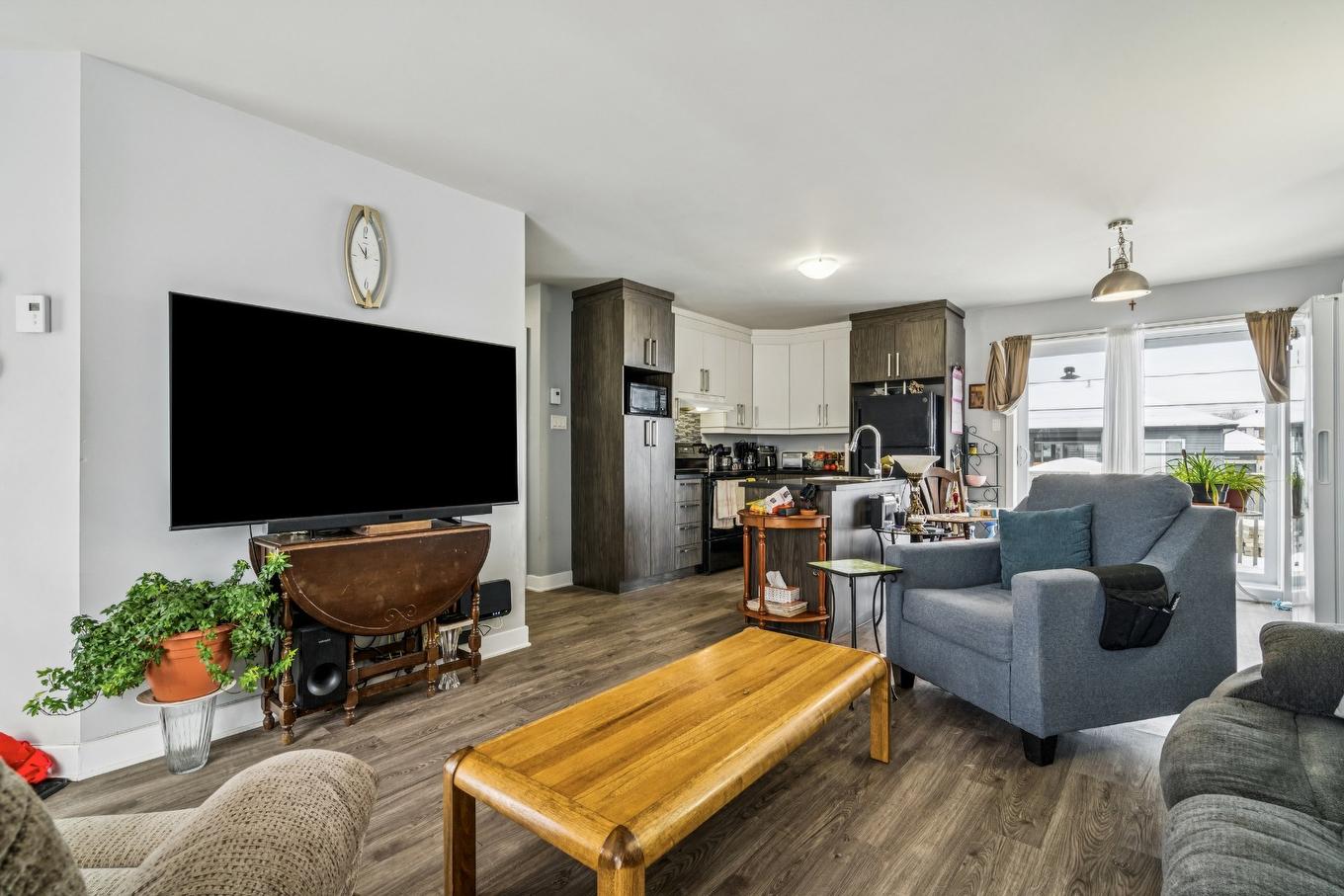 Living room - 16 - 16A Rue Lavigne, Brownsburg-Chatham, QC - Indoor Photo Showing Living Room