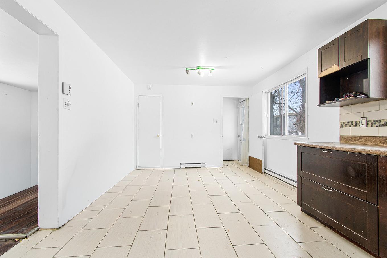 Dinette - 8005 Rue Philippe-De Carion, Montréal (Rivière-Des-Prairies/Pointe-Aux-Trembles), QC - Indoor