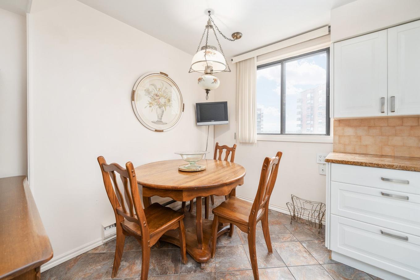 Dinette - 703-5900 Av. Armstrong, Côte-Saint-Luc, QC - Indoor Photo Showing Dining Room