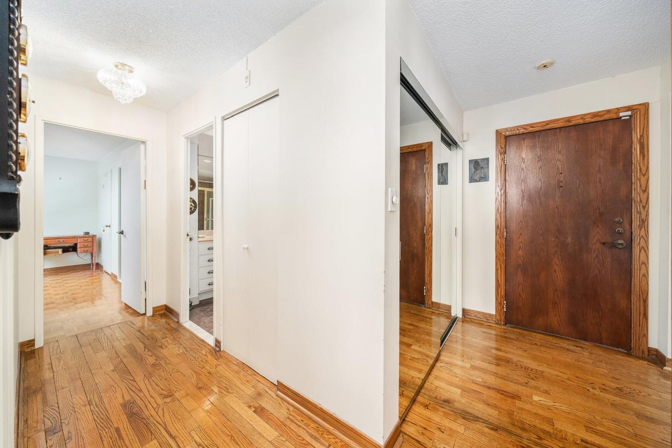 Passageway - 703-5900 Av. Armstrong, Côte-Saint-Luc, QC - Indoor Photo Showing Other Room