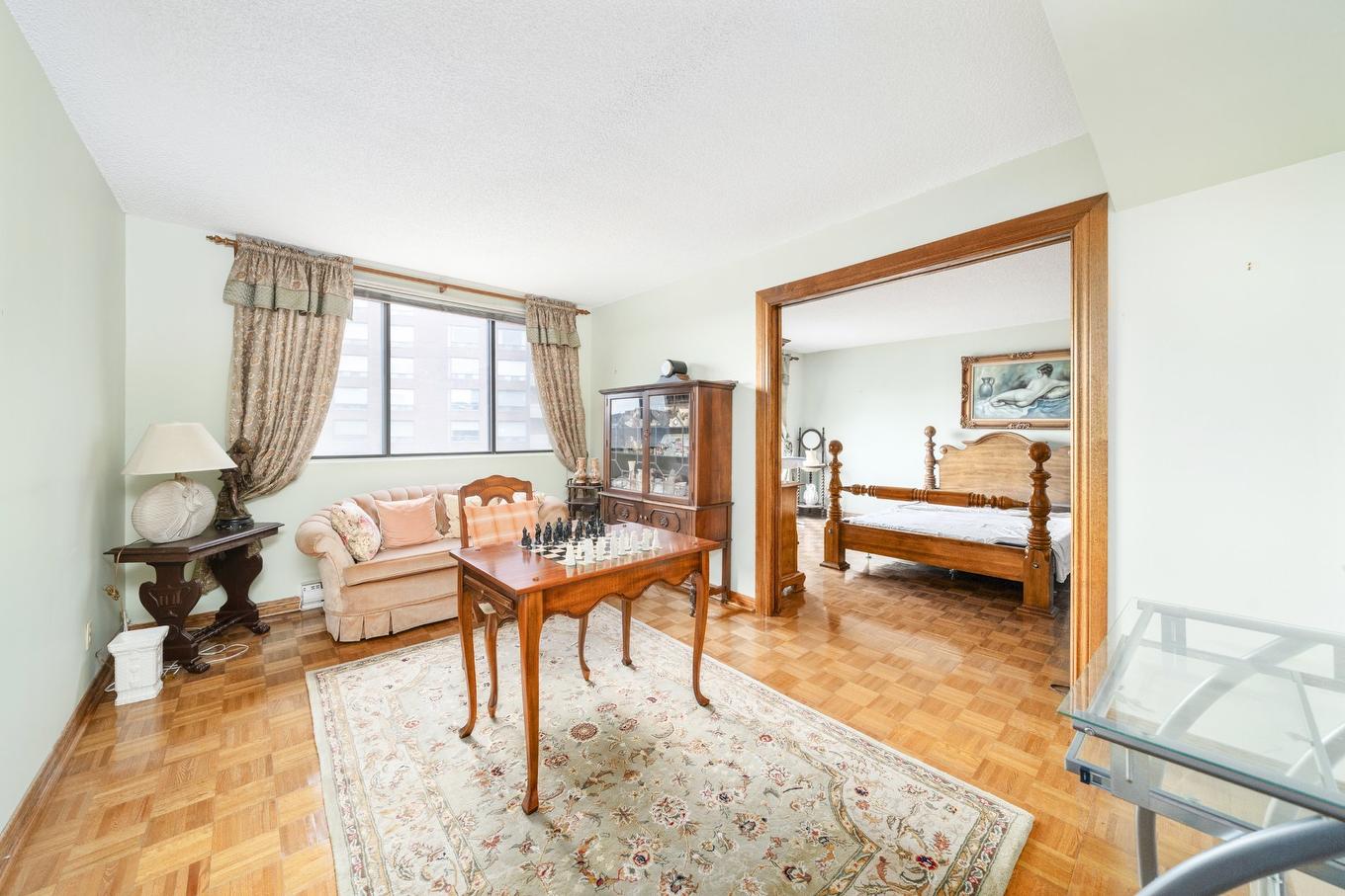 Den - 703-5900 Av. Armstrong, Côte-Saint-Luc, QC - Indoor Photo Showing Living Room