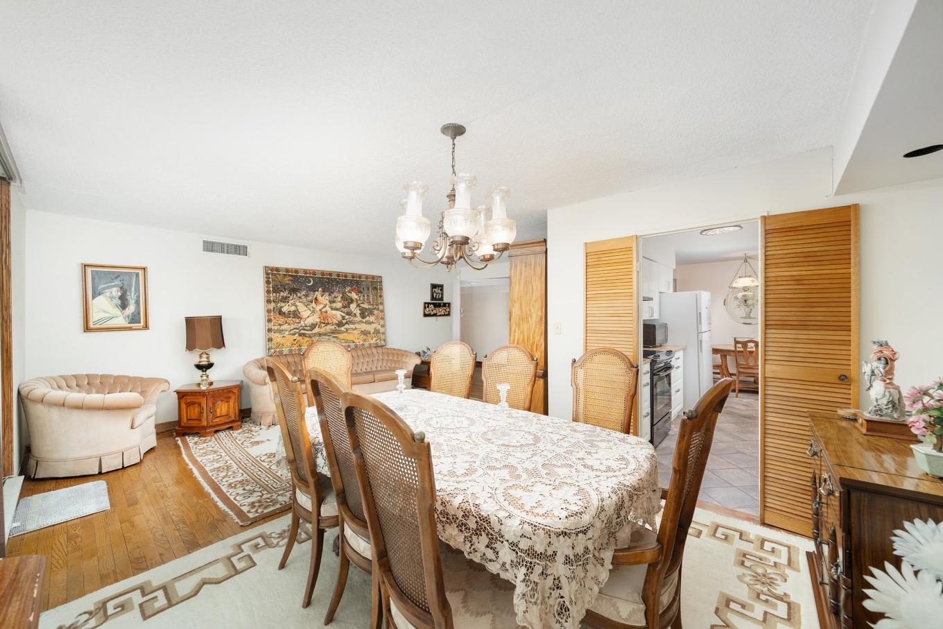 Dining room - 703-5900 Av. Armstrong, Côte-Saint-Luc, QC - Indoor Photo Showing Dining Room