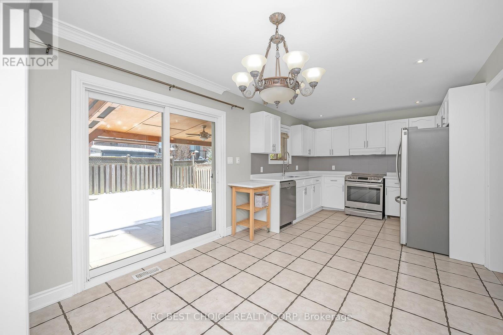 50 Pelham Drive, Hamilton, ON - Indoor Photo Showing Kitchen
