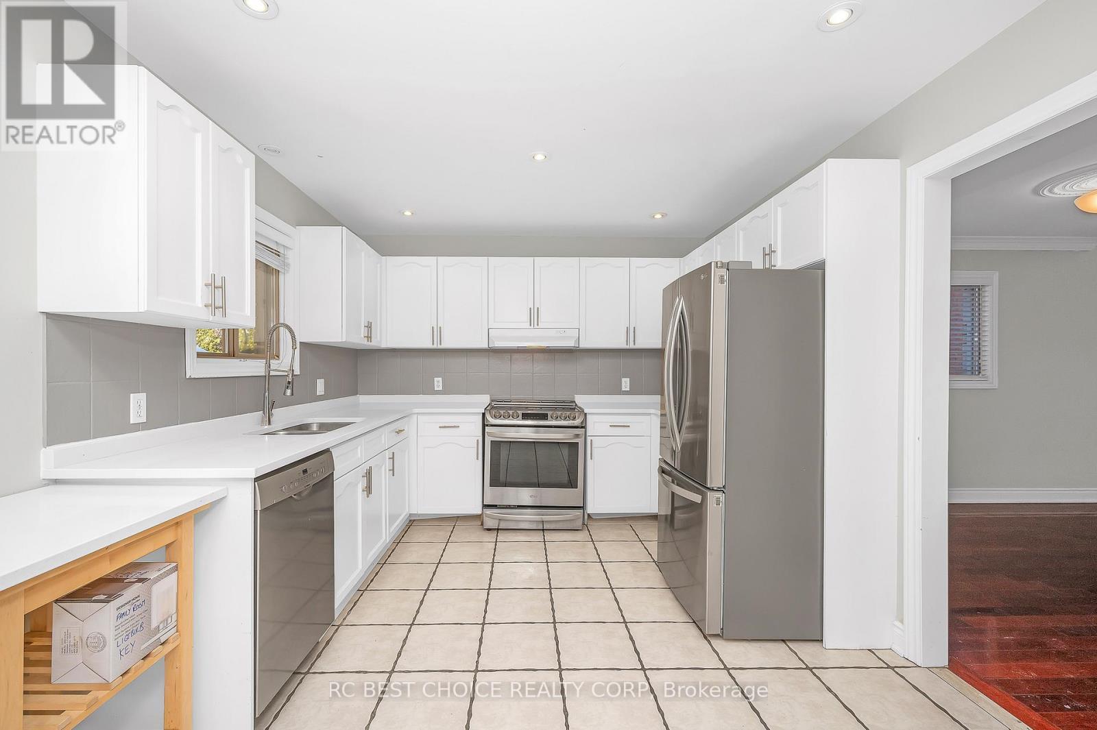 50 Pelham Drive, Hamilton, ON - Indoor Photo Showing Kitchen