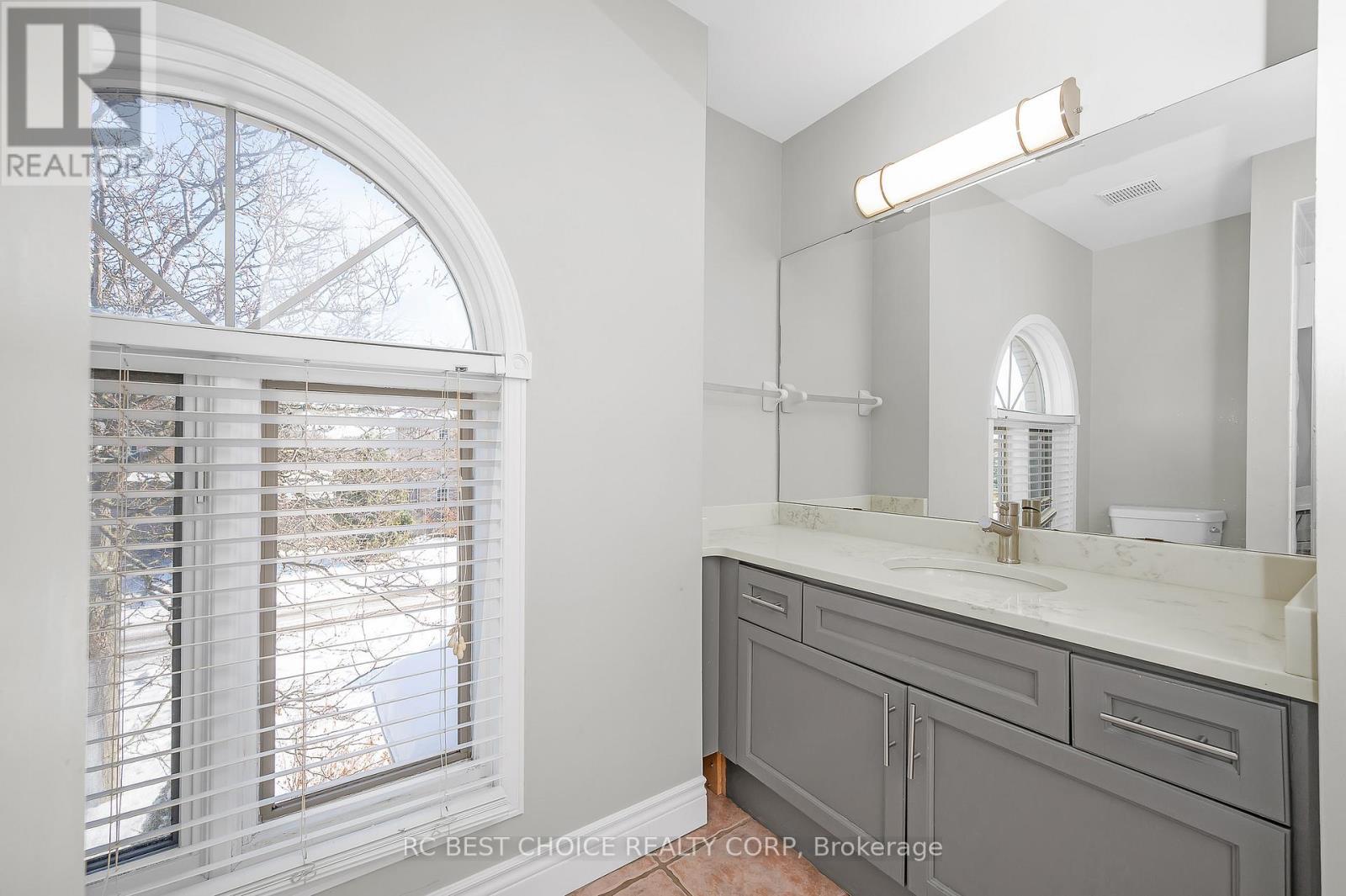 50 Pelham Drive, Hamilton, ON - Indoor Photo Showing Bathroom
