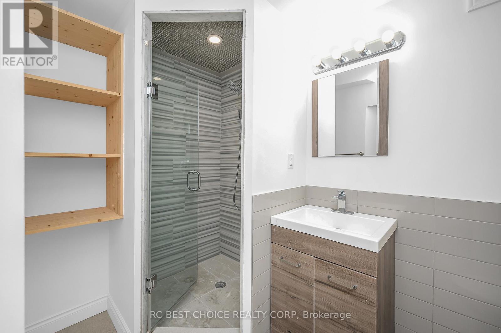 50 Pelham Drive, Hamilton, ON - Indoor Photo Showing Bathroom