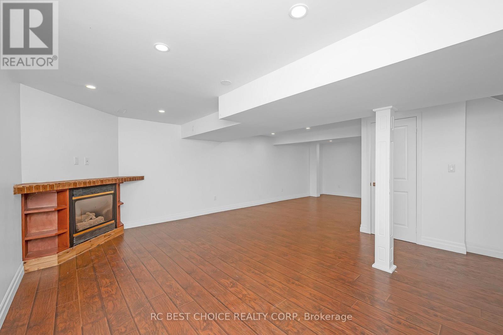 50 Pelham Drive, Hamilton, ON - Indoor With Fireplace