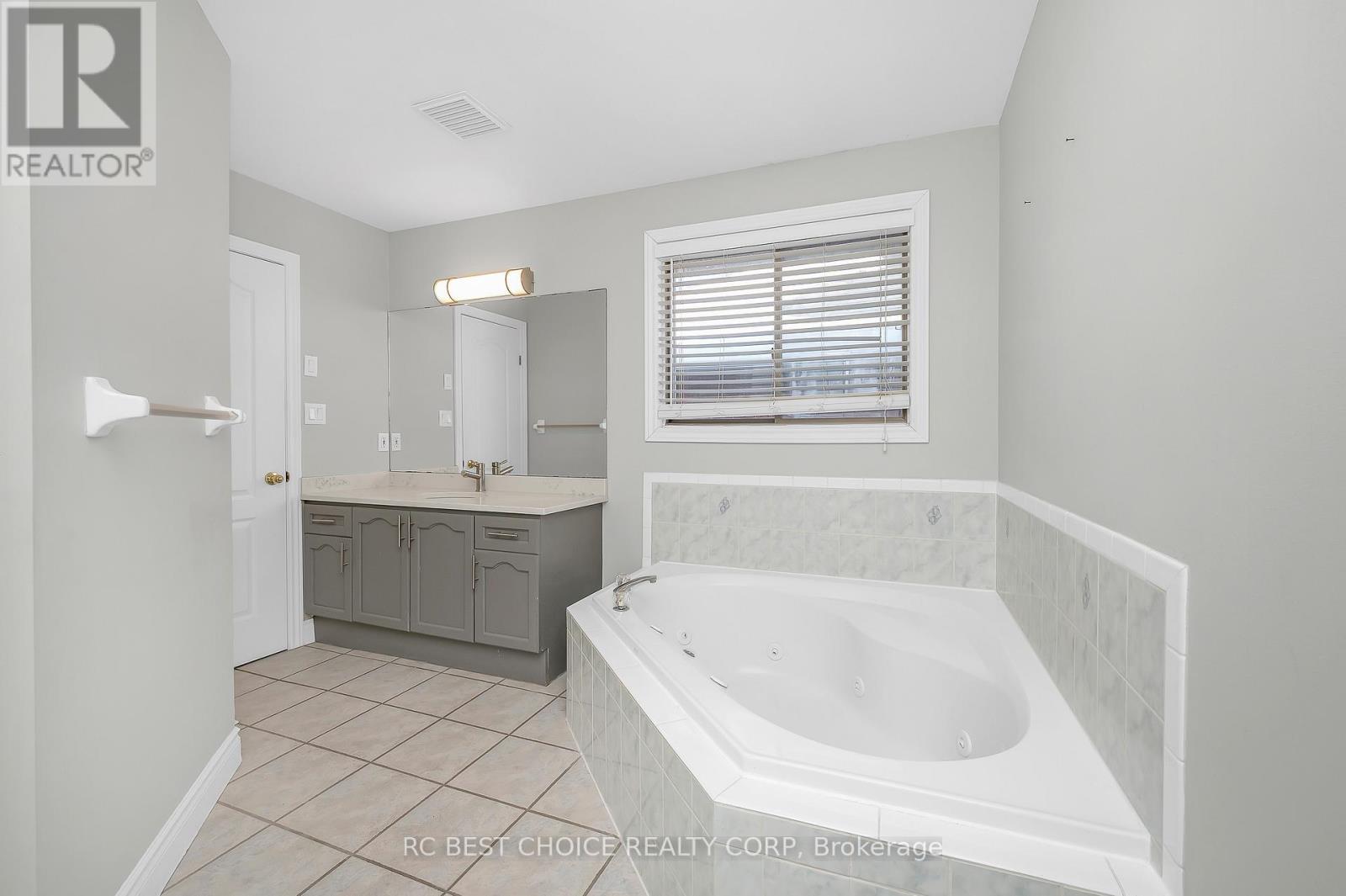 50 Pelham Drive, Hamilton, ON - Indoor Photo Showing Bathroom