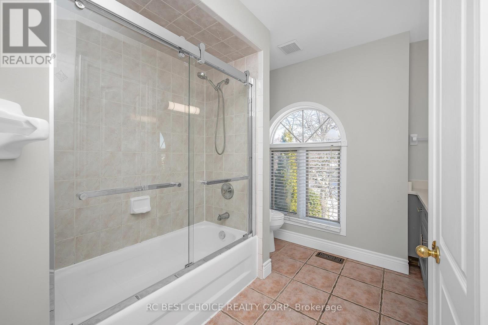 50 Pelham Drive, Hamilton, ON - Indoor Photo Showing Bathroom