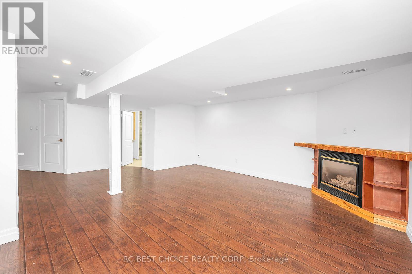 50 Pelham Drive, Hamilton, ON - Indoor With Fireplace