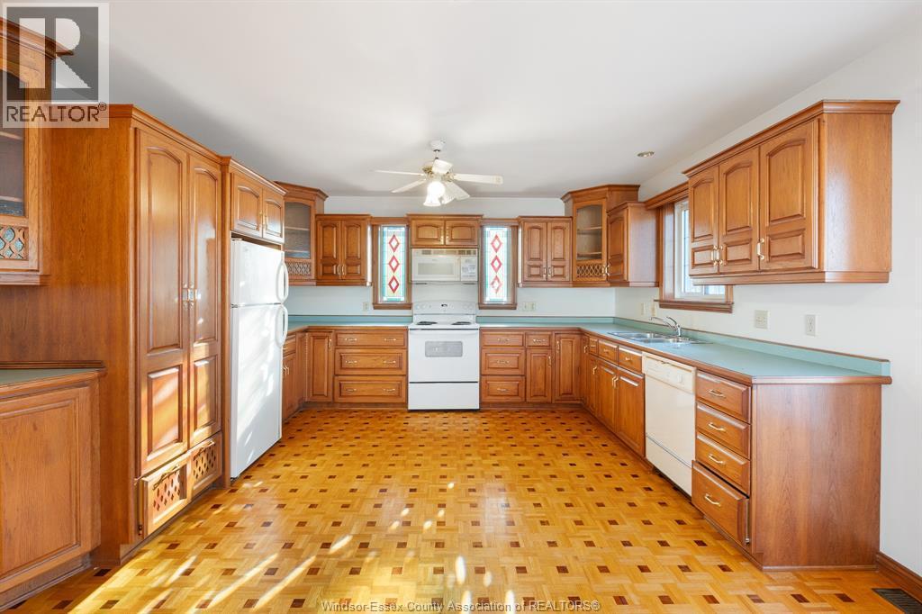 13918 Riverside Drive East, Tecumseh, ON - Indoor Photo Showing Kitchen