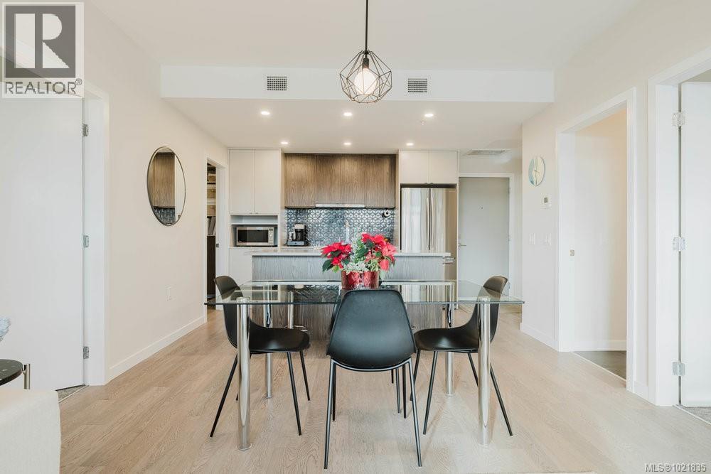 Dining area featuring light wood-style floors and recessed lighting - 210 881 Short St, Saanich, BC - Indoor Photo Showing Dining Room
