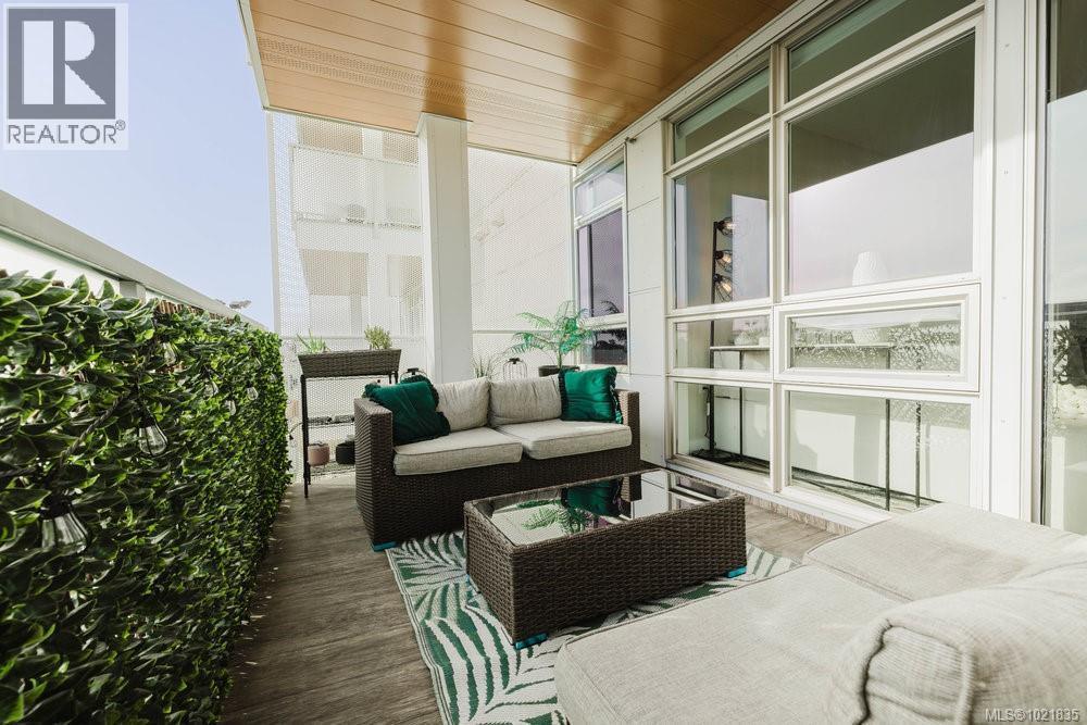 Balcony featuring an outdoor living space - 210 881 Short St, Saanich, BC - Outdoor With Exterior