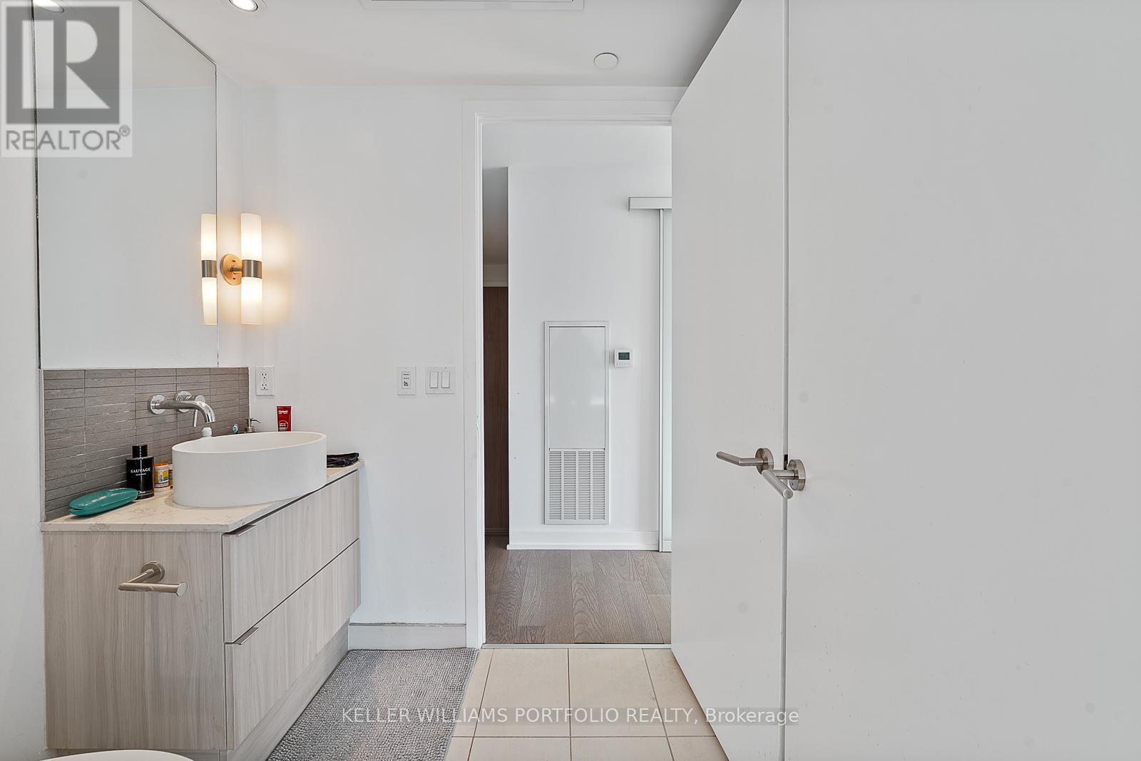1512 - 161 Roehampton Avenue, Toronto, ON - Indoor Photo Showing Bathroom