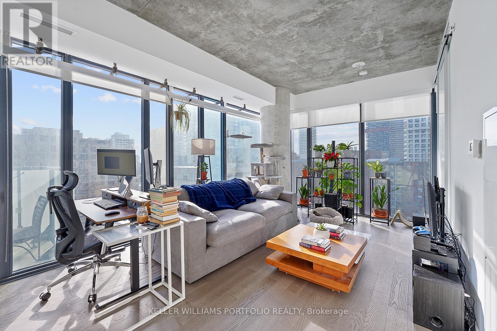 1512 - 161 Roehampton Avenue, Toronto, ON - Indoor Photo Showing Living Room