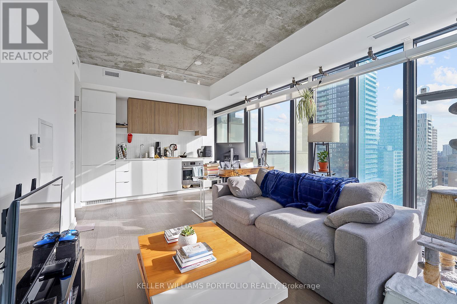 1512 - 161 Roehampton Avenue, Toronto, ON - Indoor Photo Showing Living Room