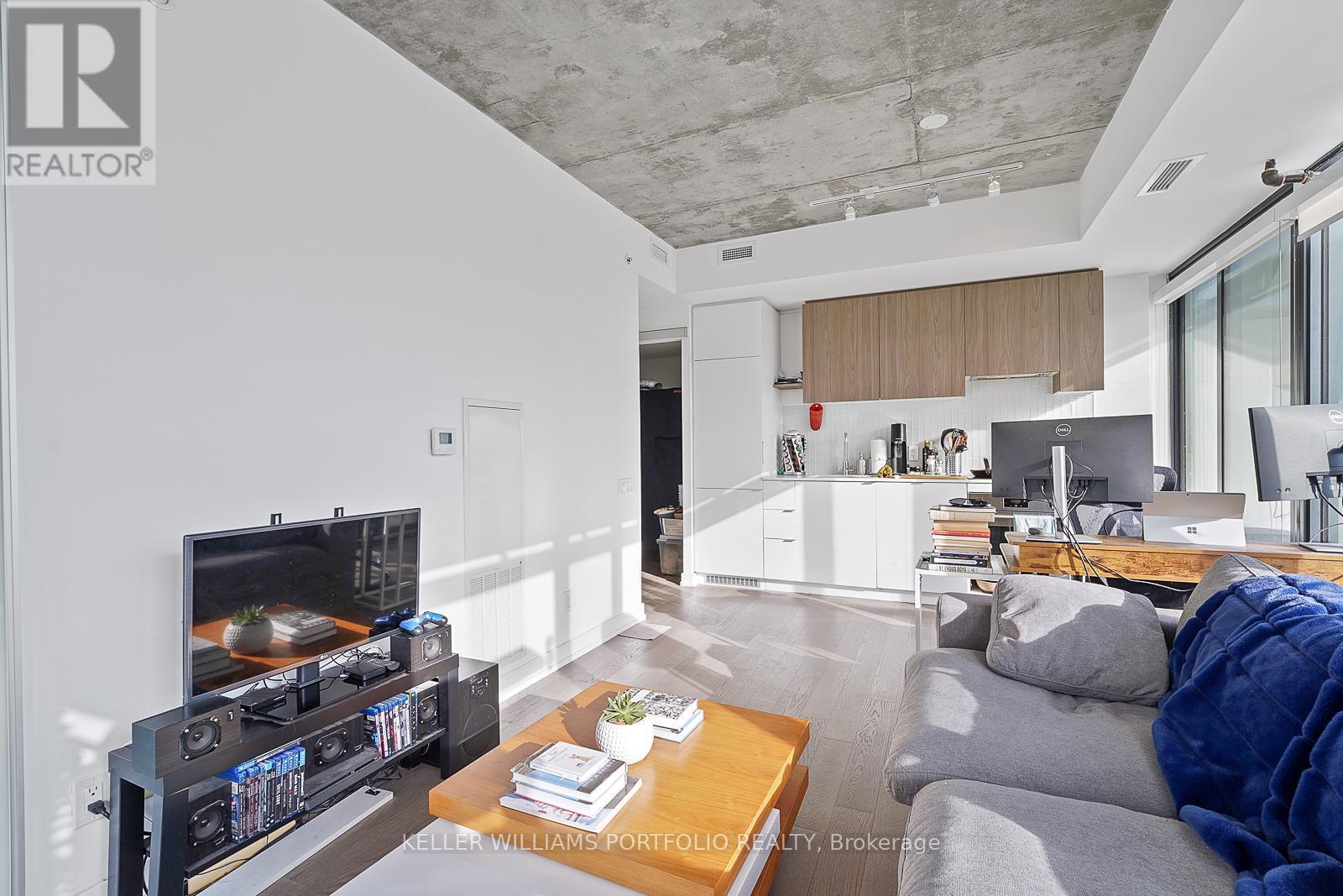 1512 - 161 Roehampton Avenue, Toronto, ON - Indoor Photo Showing Living Room