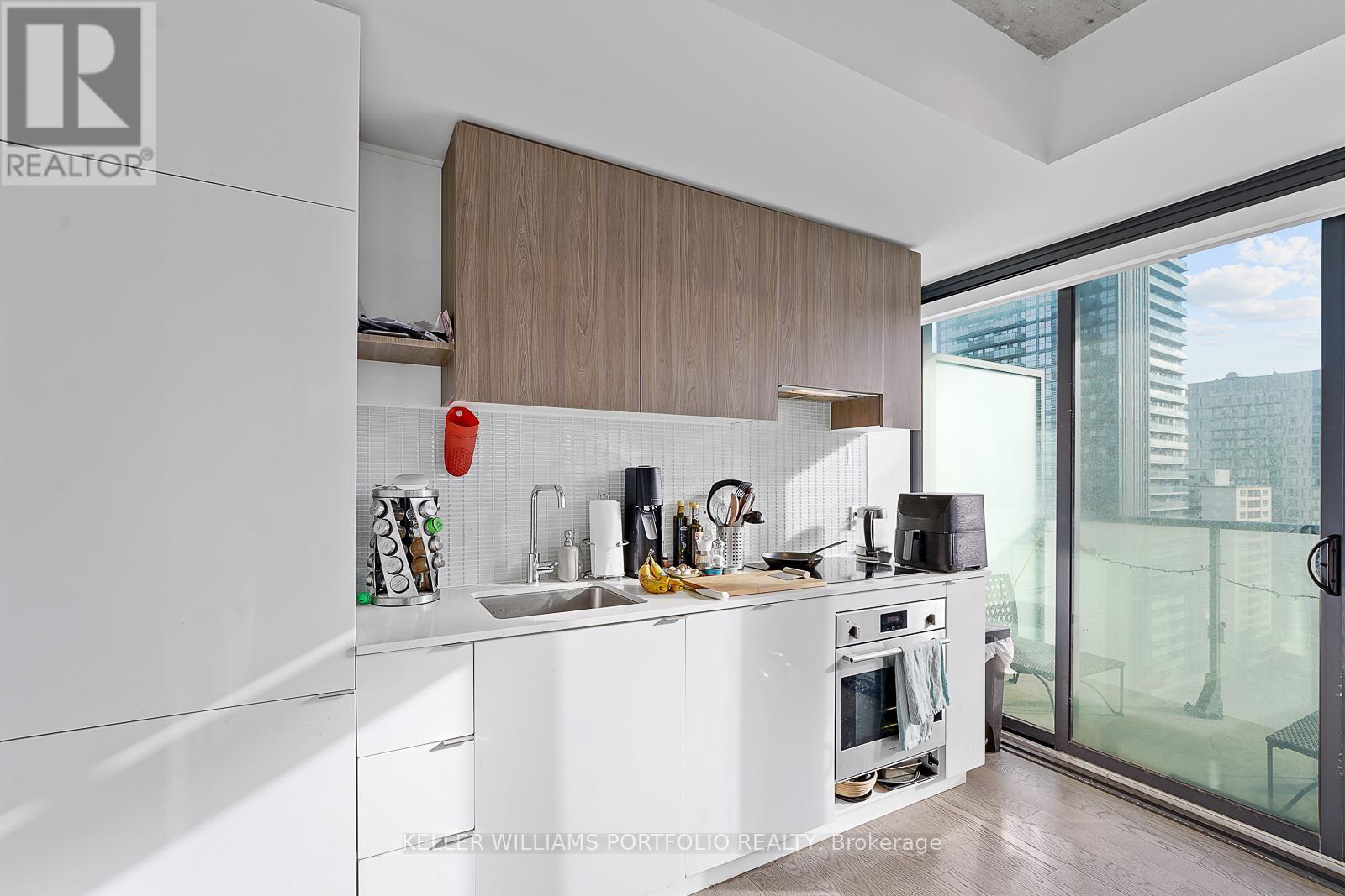 1512 - 161 Roehampton Avenue, Toronto, ON - Indoor