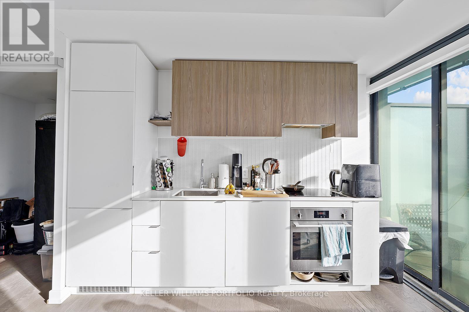 1512 - 161 Roehampton Avenue, Toronto, ON - Indoor Photo Showing Kitchen