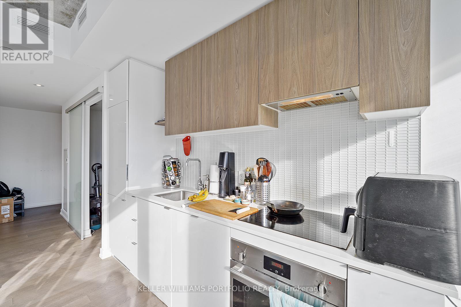 1512 - 161 Roehampton Avenue, Toronto, ON - Indoor Photo Showing Kitchen