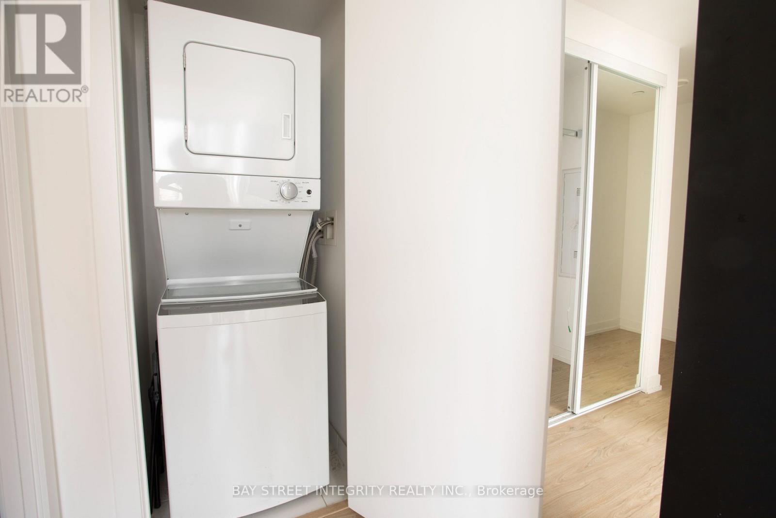 3206 - 85 Wood Street, Toronto, ON - Indoor Photo Showing Laundry Room