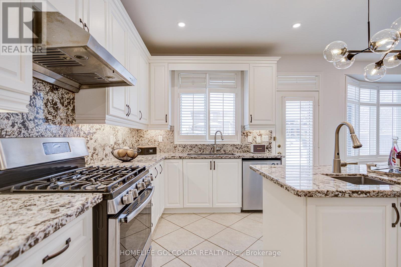 34 Odessa Crescent, Markham, ON - Indoor Photo Showing Kitchen With Upgraded Kitchen