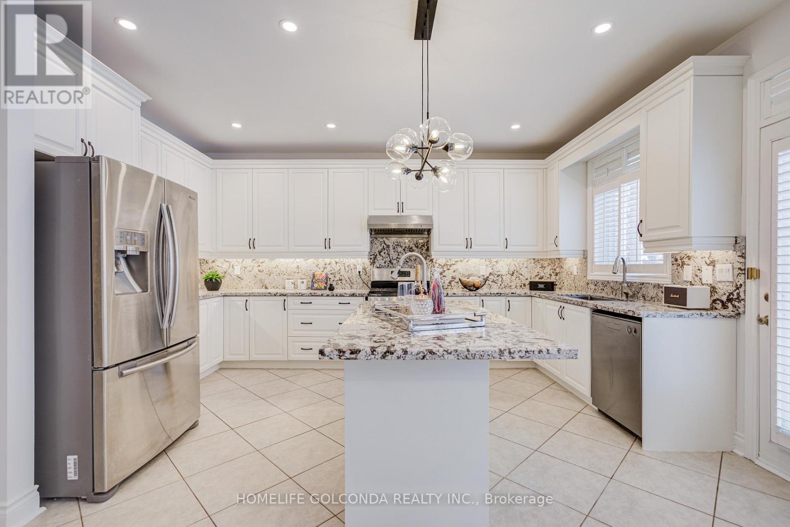 34 Odessa Crescent, Markham, ON - Indoor Photo Showing Kitchen With Upgraded Kitchen