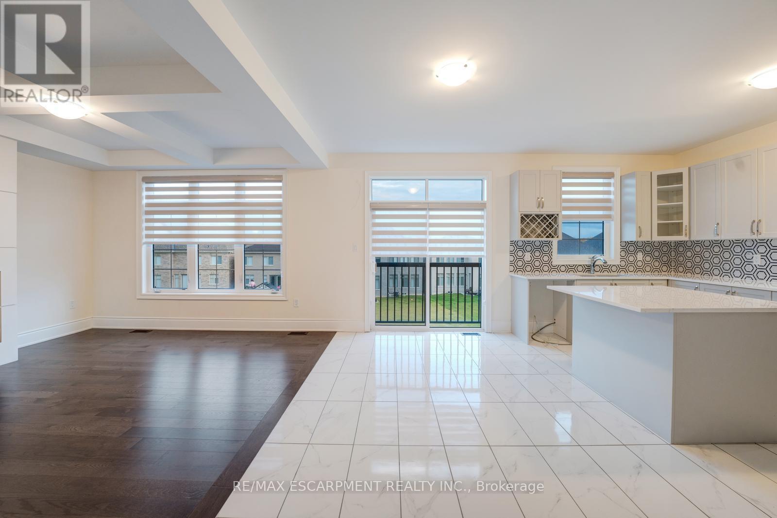 197 Thompson Drive, East Gwillimbury, ON - Indoor Photo Showing Kitchen