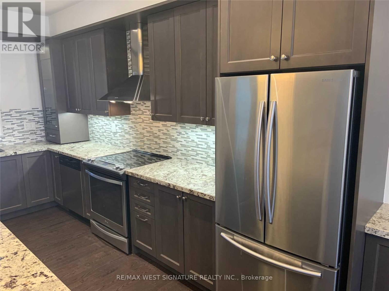 31 Caliber Court, King, ON - Indoor Photo Showing Kitchen With Upgraded Kitchen