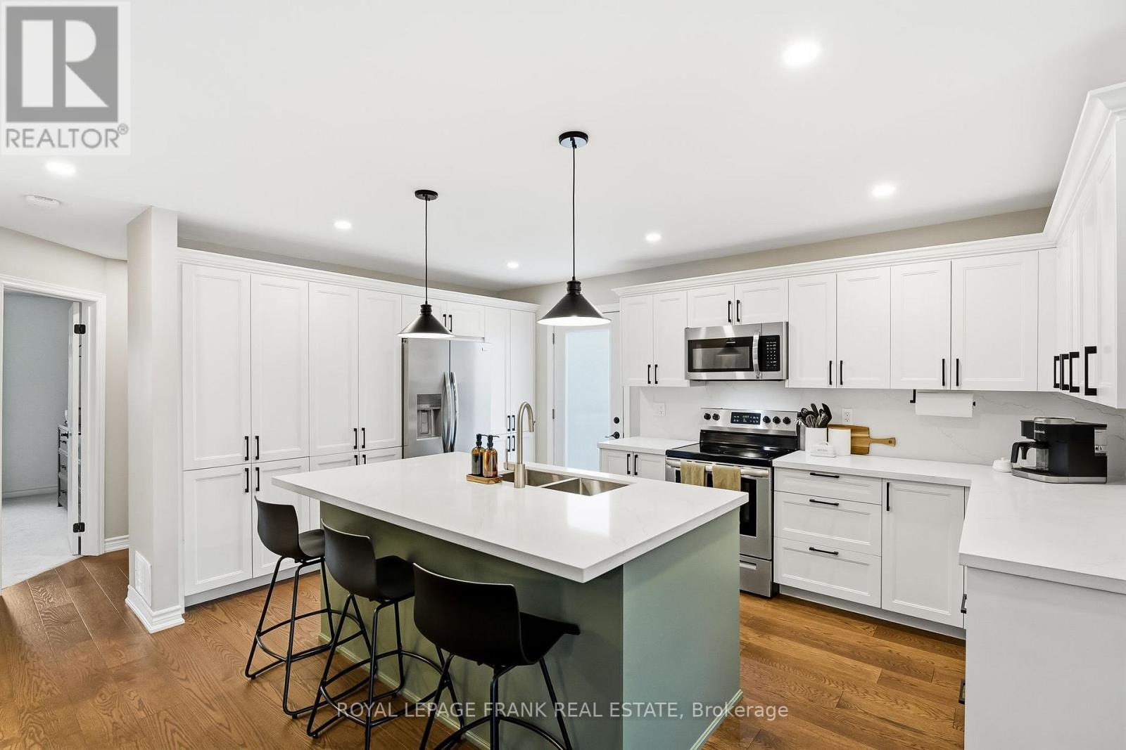 Kitchen - 815 Attersley Drive, Oshawa (Pinecrest), ON - Indoor Photo Showing Kitchen With Double Sink With Upgraded Kitchen