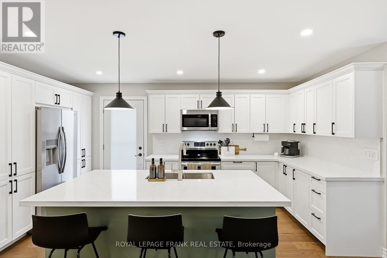 Kitchen - 815 Attersley Drive, Oshawa (Pinecrest), ON - Indoor Photo Showing Kitchen With Upgraded Kitchen