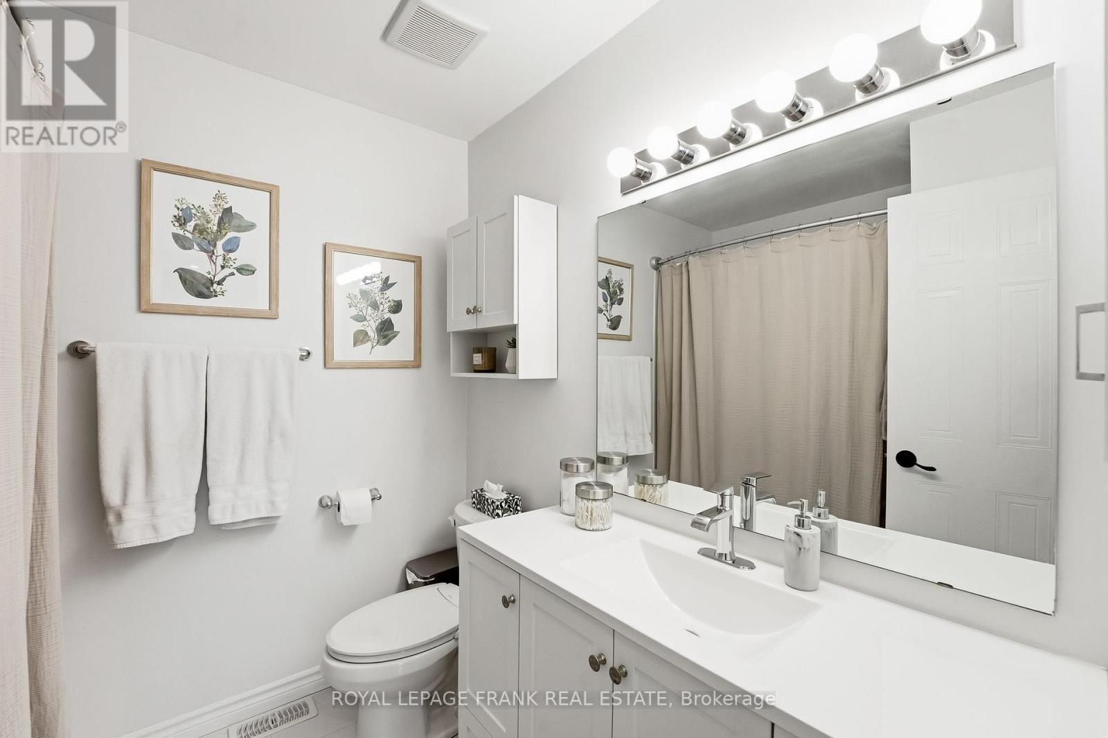 Main Floor Bath - 815 Attersley Drive, Oshawa (Pinecrest), ON - Indoor Photo Showing Bathroom