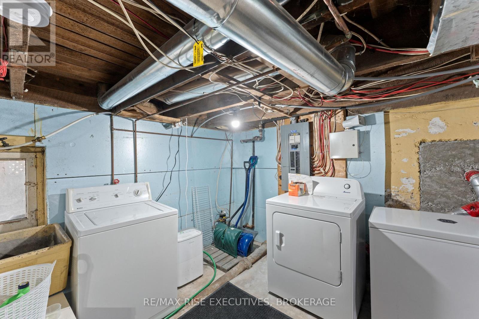 135 Nelson Street, Kingston (Central City East), ON - Indoor Photo Showing Laundry Room