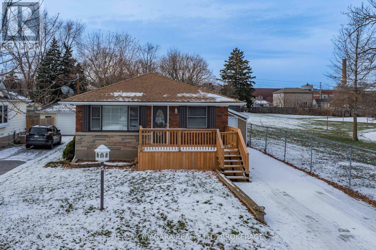 5 St Peter Street, St. Catharines (Burleigh Hill), ON - Outdoor With Deck Patio Veranda