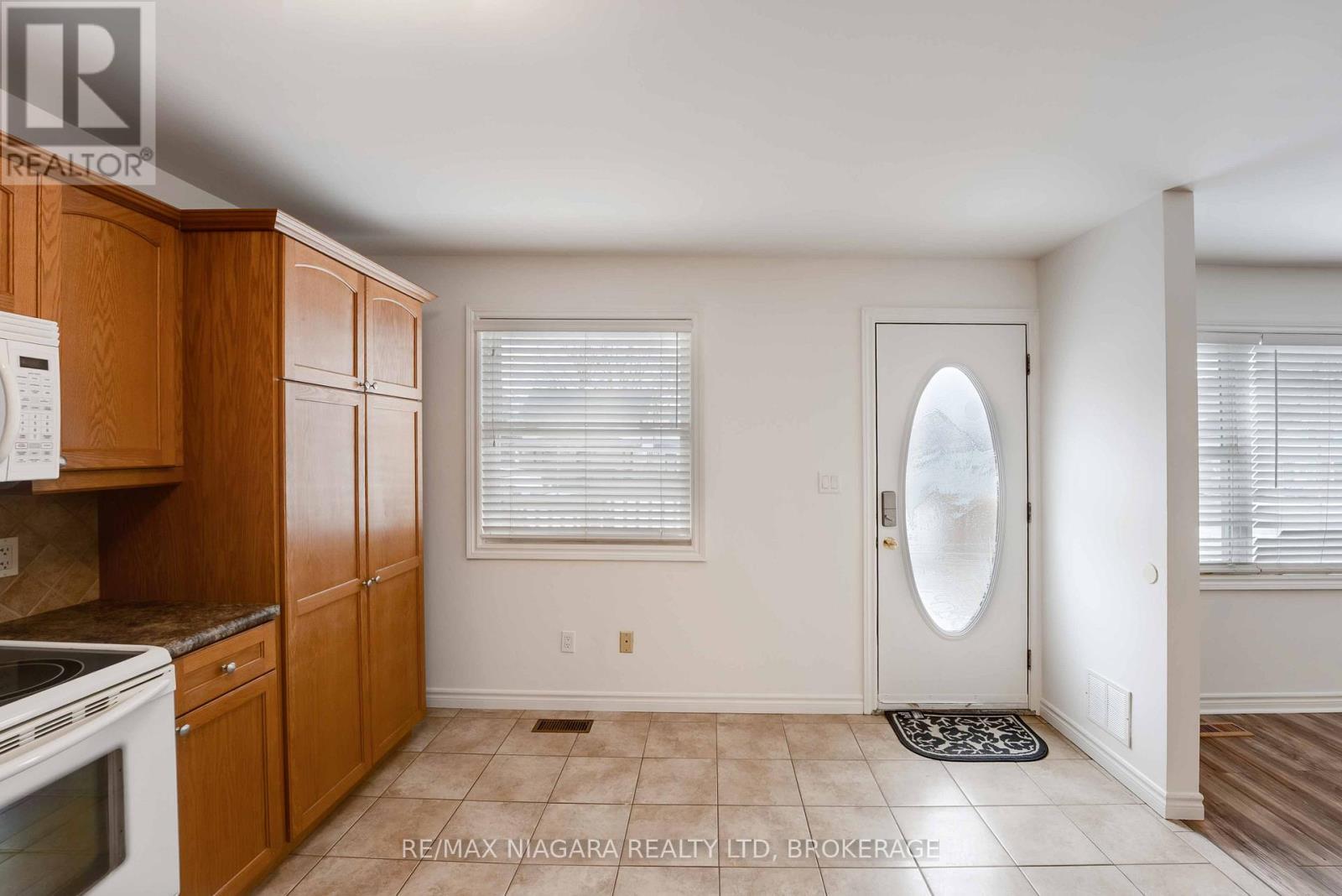5 St Peter Street, St. Catharines (Burleigh Hill), ON - Indoor Photo Showing Kitchen