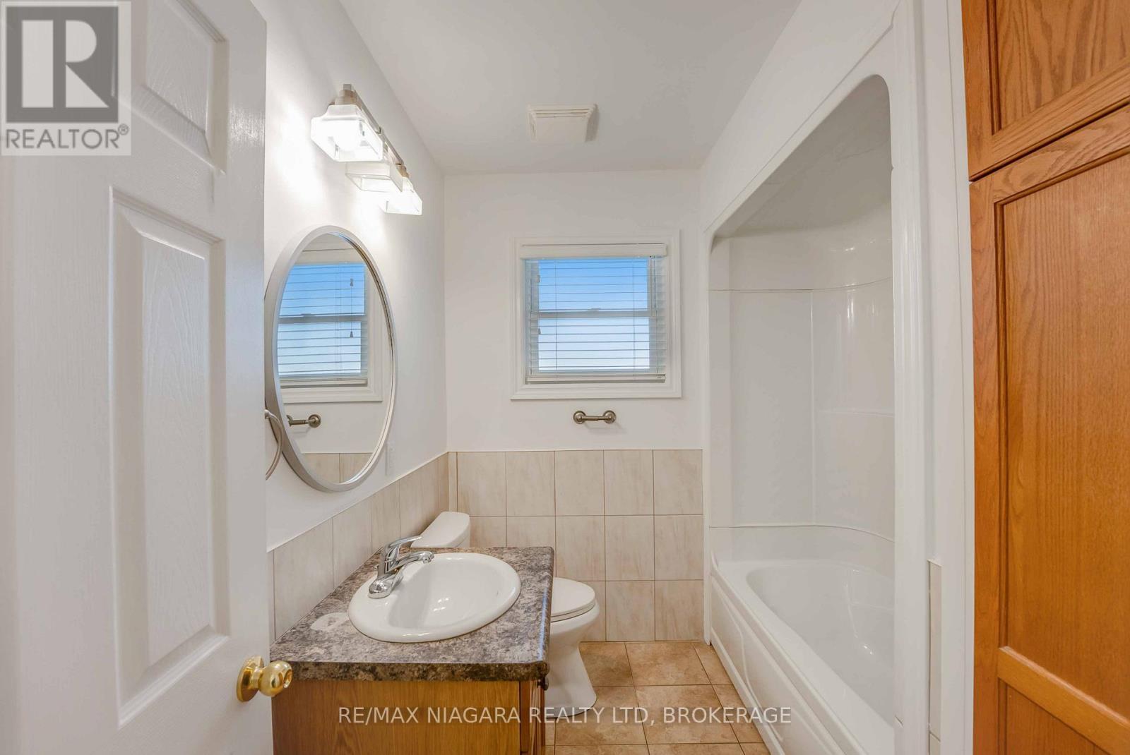 5 St Peter Street, St. Catharines (Burleigh Hill), ON - Indoor Photo Showing Bathroom