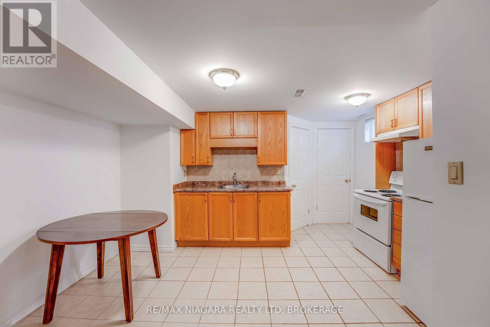 5 St Peter Street, St. Catharines (Burleigh Hill), ON - Indoor Photo Showing Kitchen