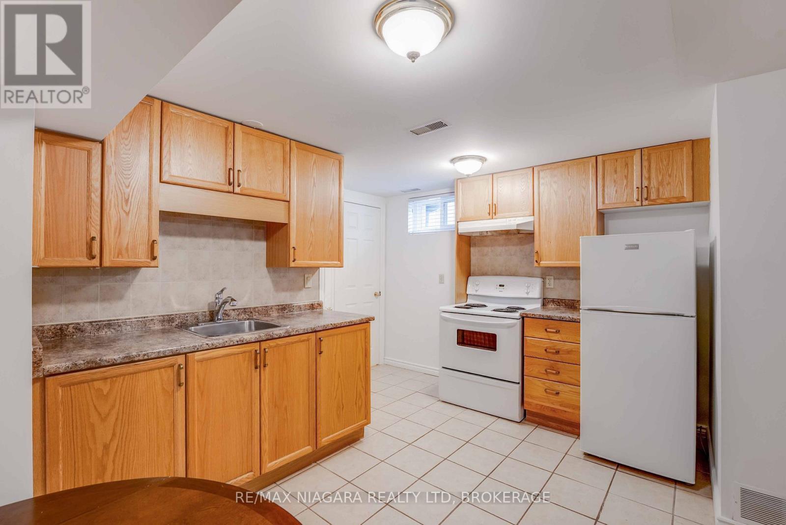 5 St Peter Street, St. Catharines (Burleigh Hill), ON - Indoor Photo Showing Kitchen