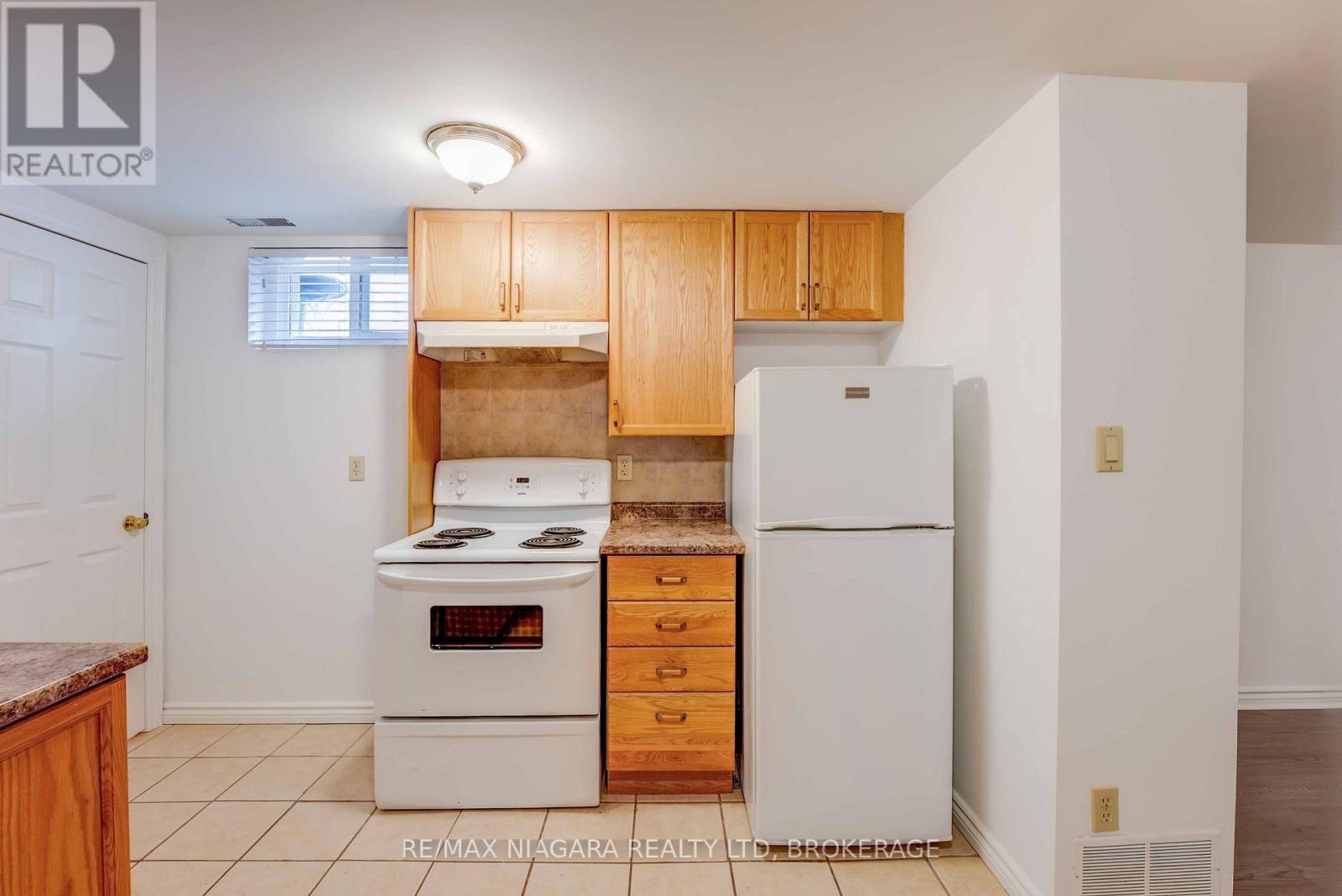 5 St Peter Street, St. Catharines (Burleigh Hill), ON - Indoor Photo Showing Kitchen
