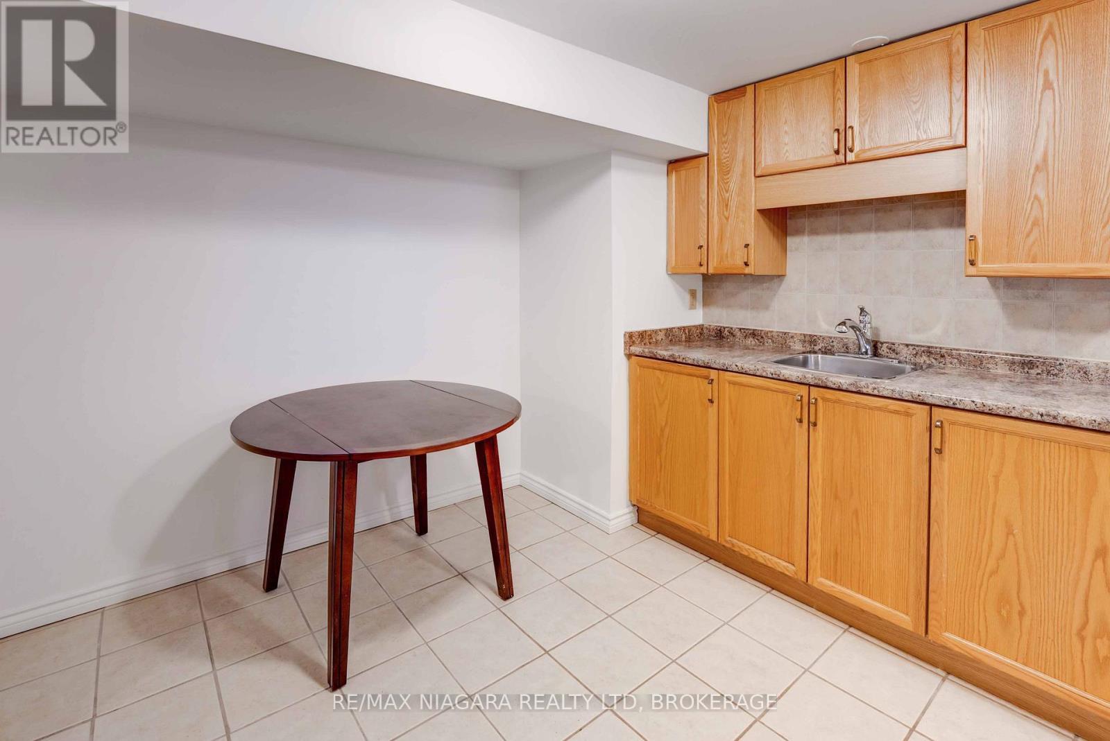 5 St Peter Street, St. Catharines (Burleigh Hill), ON - Indoor Photo Showing Kitchen